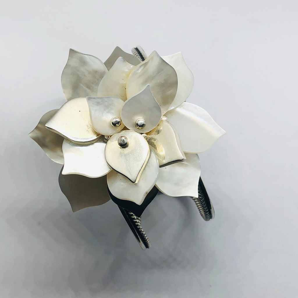 Pulsera Flor de Nácar en Plata 950 — Pieza Única