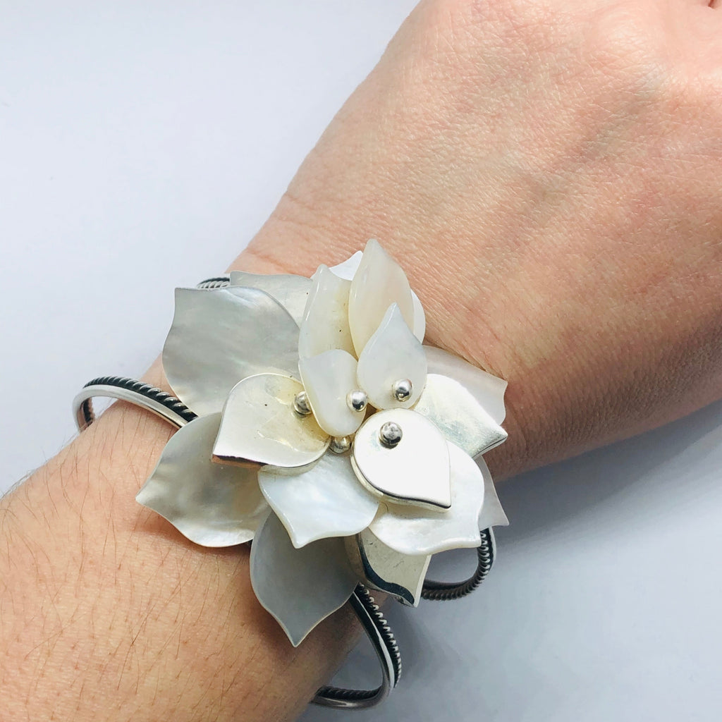 Pulsera Flor de Nácar en Plata 950 — Pieza Única